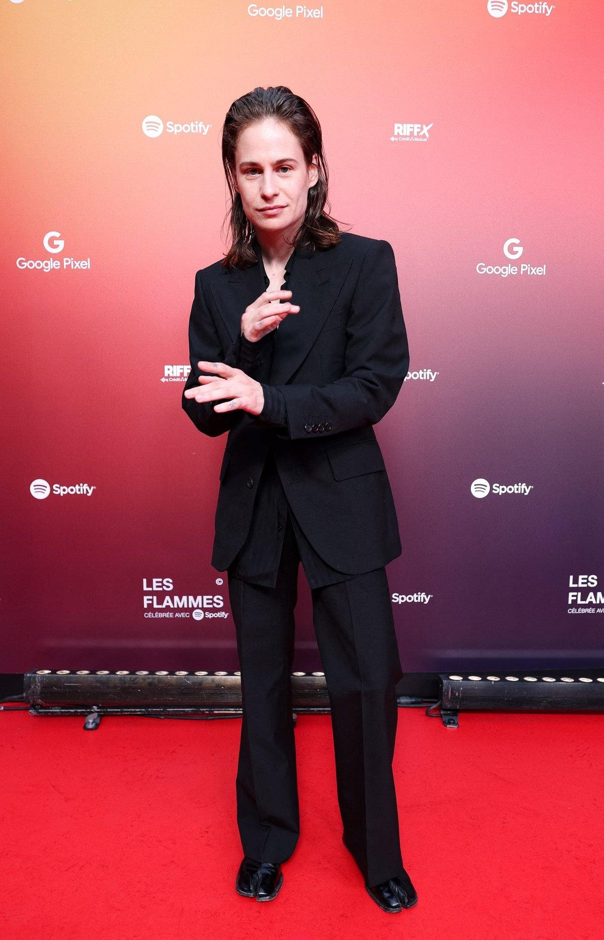 Christine and the Queens enflamme la scène : photos de sa performance torse nu !