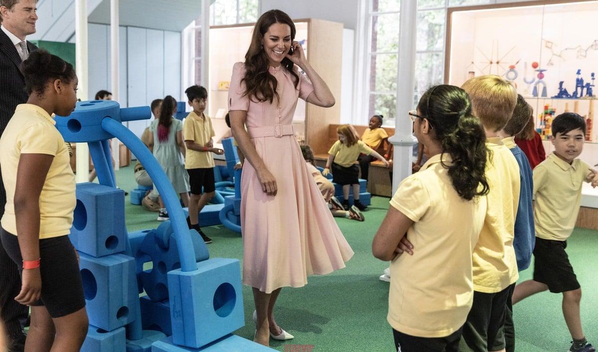 « Kate Middleton éblouit dans une robe recyclée à l’ouverture du musée Young V&A »