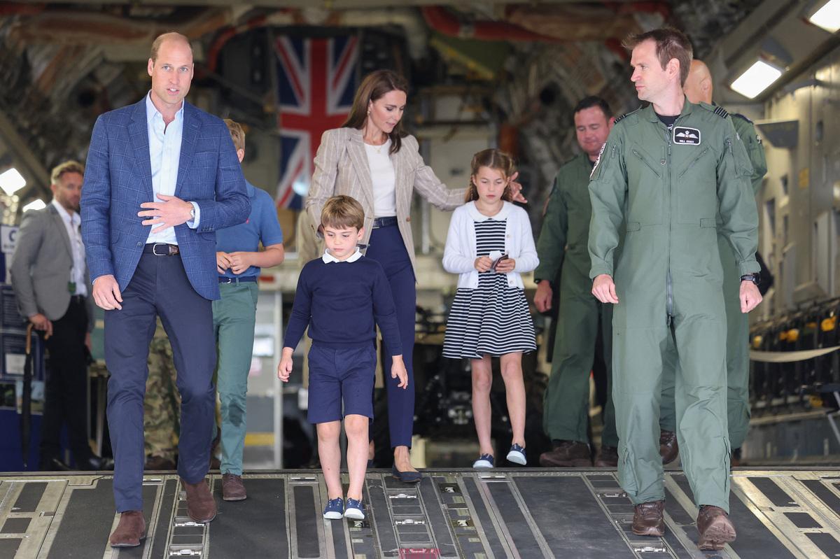 « Le prince George, futur roi d’Angleterre, protégé par ses parents »