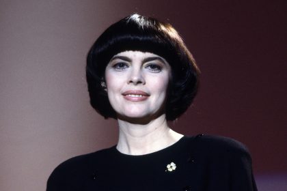 Les multiples métamorphoses capillaires de Mireille Mathieu : adieu à sa coupe emblématique !