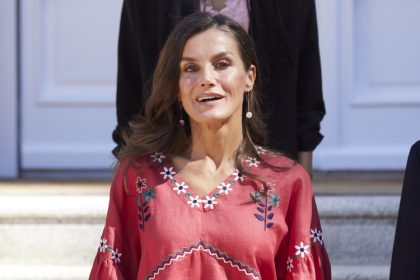 « Letizia d’Espagne arbore une blouse rouge brodée : un message fort à l’Ukraine »