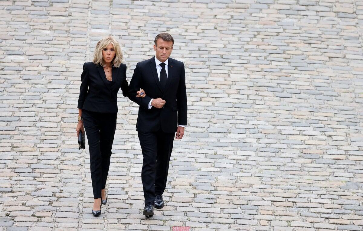 Brigitte Macron rayonne avec un accessoire Dior de luxe lors d’un hommage – Closer