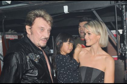 Laeticia Hallyday rend un touchant hommage à Johnny sur sa tombe