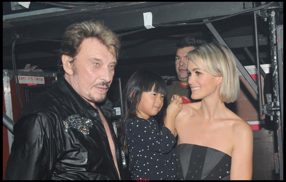 Laeticia Hallyday rend un touchant hommage à Johnny sur sa tombe