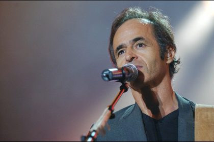 Jean-Jacques Goldman méconnaissable : sa surprenante photo avec une hôtesse