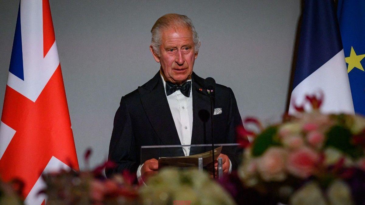 Quand la comédie rencontre la royauté : le dîner de Versailles inoubliable avec Charles III !