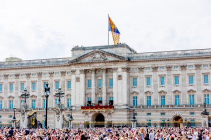 Un homme escalade le mur du Royal Mews près de Buckingham : les autorités interviennent à temps !