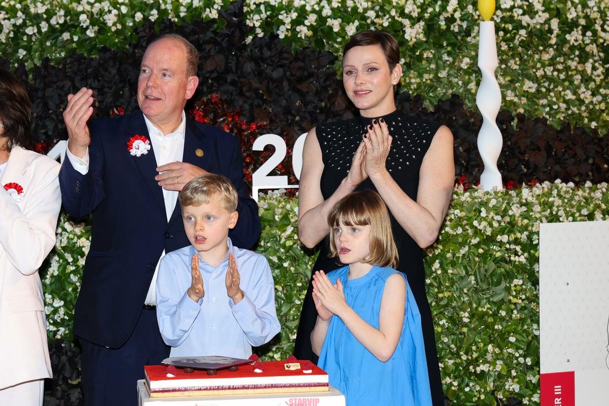 Charlene et Albert dévoilent leur traditionnelle photo de Noël en tenues élégantes