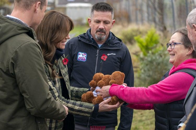 Kate et William reçoivent des cadeaux pour leurs enfants lors de leur visite en Ecosse