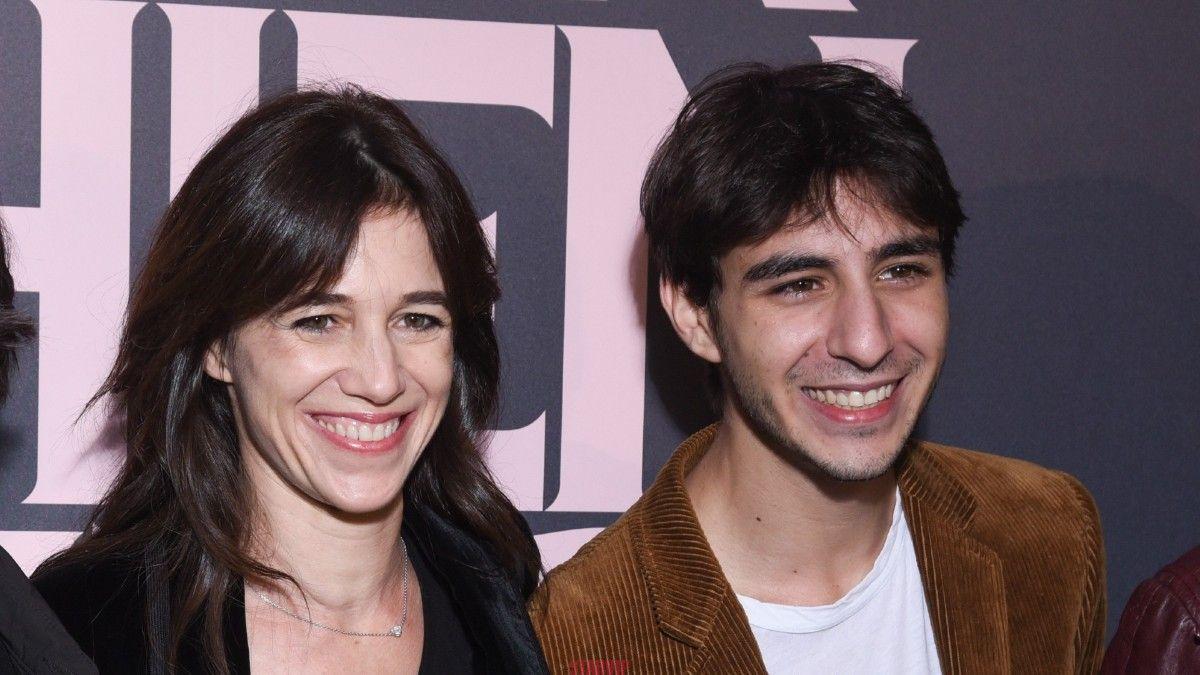 Ben Attal se confie sur sa relation complexe avec Charlotte Gainsbourg : une guerre familiale dévoilée