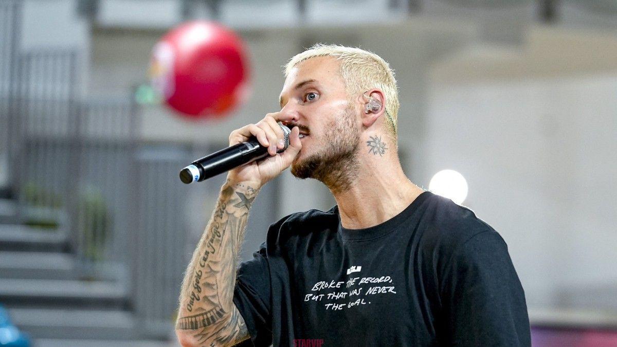 M. Pokora crée la polémique avec sa tenue aux côtés de la première dame de Côte d’Ivoire : scandale au dîner de gala en faveur de Children of Africa