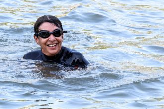 Anne Hidalgo victime d’un canular en direct avant le triathlon dans la Seine