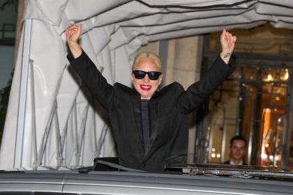 Lady Gaga surprend ses fans en offrant des cadeaux depuis sa voiture