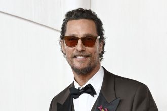 Matthew McConaughey méconnaissable après une rencontre avec une abeille : la surprenante image de son visage