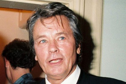 Adieu à Alain Delon : les mots gravés sur sa tombe révélés