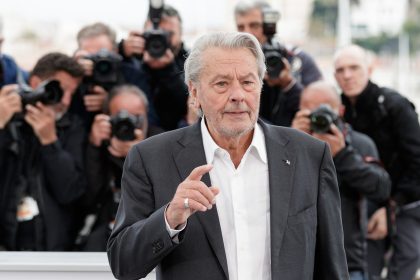 Alain Delon : Le message bouleversant envoyé à Hiromi Rollin avant sa mort.