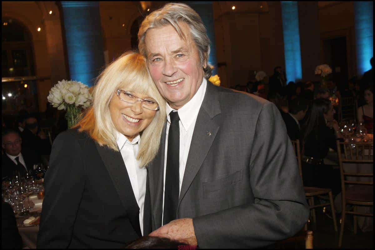 Alain Delon et Mireille Darc : un amour à trois et une demande osée acceptée