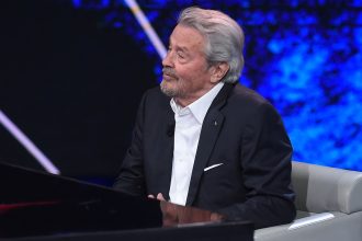 Alain Delon : ses proches unis à son chevet, un soutien crucial pour ses enfants