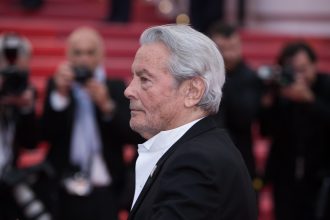 Alain Delon : une amie célèbre balance sur Hiromi Rollin