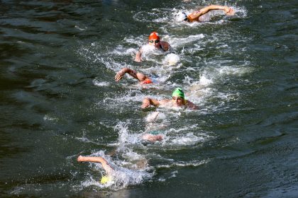 Anne Hidalgo brave les eaux troubles de la Seine : un exploit ou une folie ?