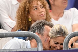 Anne-Sophie Lapix et son mari Arthur Sadoun, complices et amoureux dans les tribunes du volley-ball