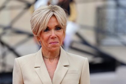 Brigitte Macron dévoile sa silhouette en maillot de bain à Brégançon