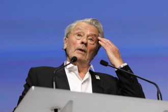 Les derniers instants d’Alain Delon : ses enfants unis lors de sa mort