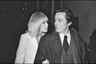 Les obsèques d’Alain Delon : un choix symbolique pour rejoindre Mireille Darc