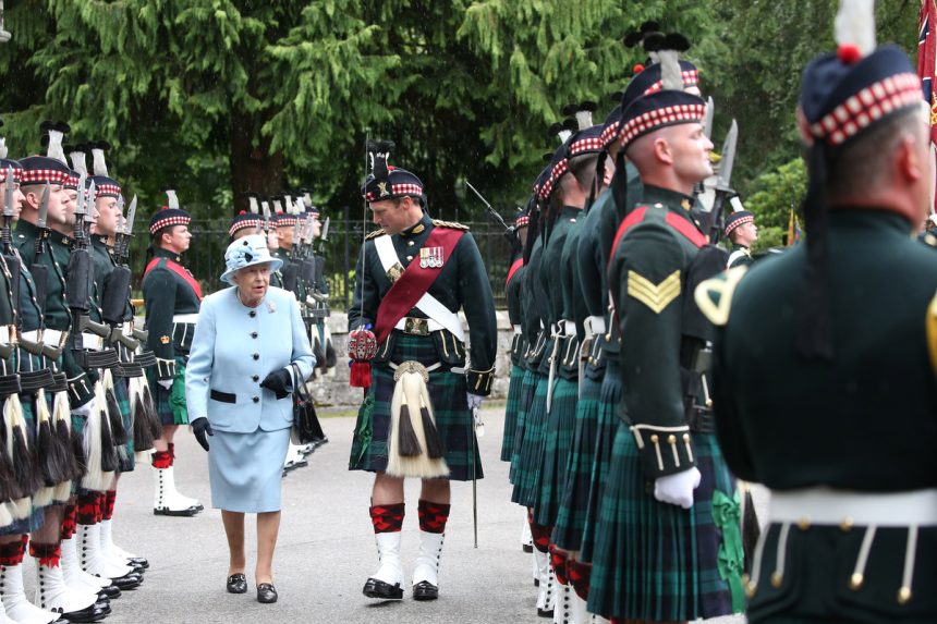 Charles III parle des derniers jours d’Elizabeth II en Ecosse : émotions et hommages