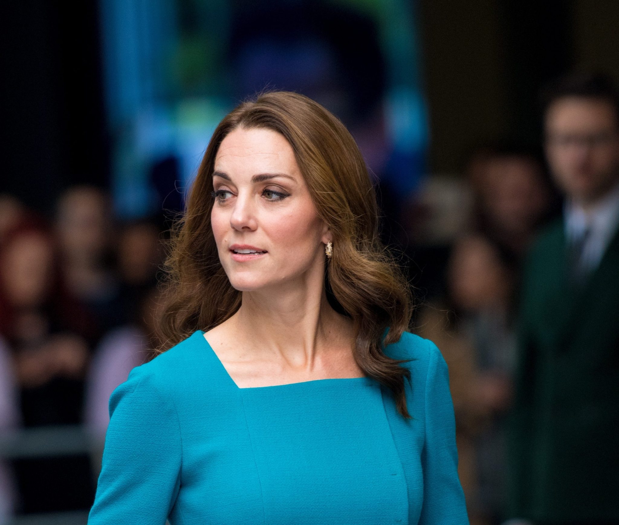 Kate Middleton marque son retour avec un look audacieux et des boucles d’oreilles de 3 000 £