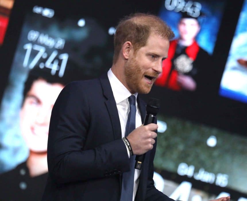 Le prince Harry en solo : une stratégie de rapprochement avec la famille royale ?