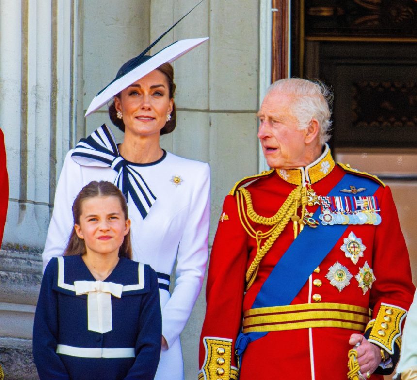 Charles III et Kate Middleton luttent contre le cancer : le soutien de la famille royale