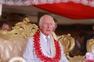 Charles III, malgré son cancer, voyage en Australie et aux Samoa : comment il garde le cap et honore ses devoirs.