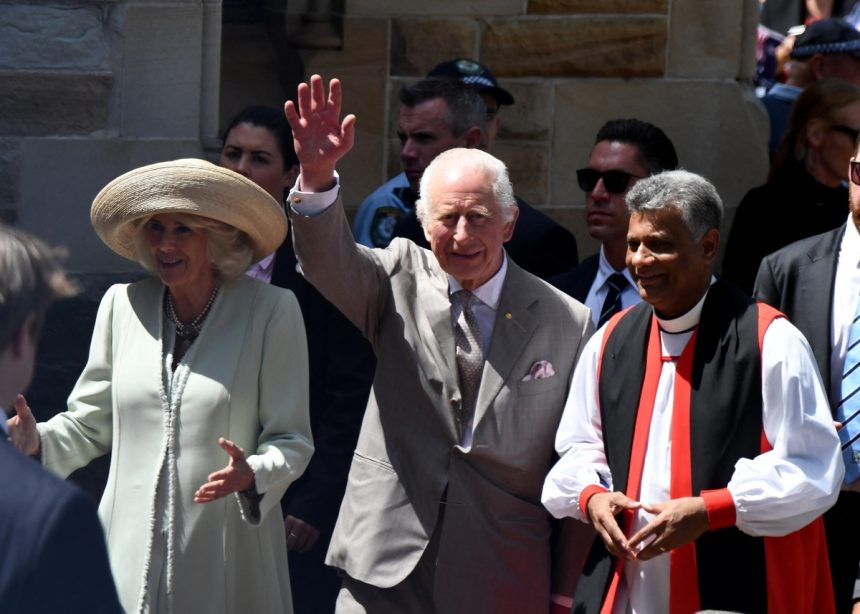 Le roi Charles III et la reine Camilla reçoivent une Bible historique en Australie