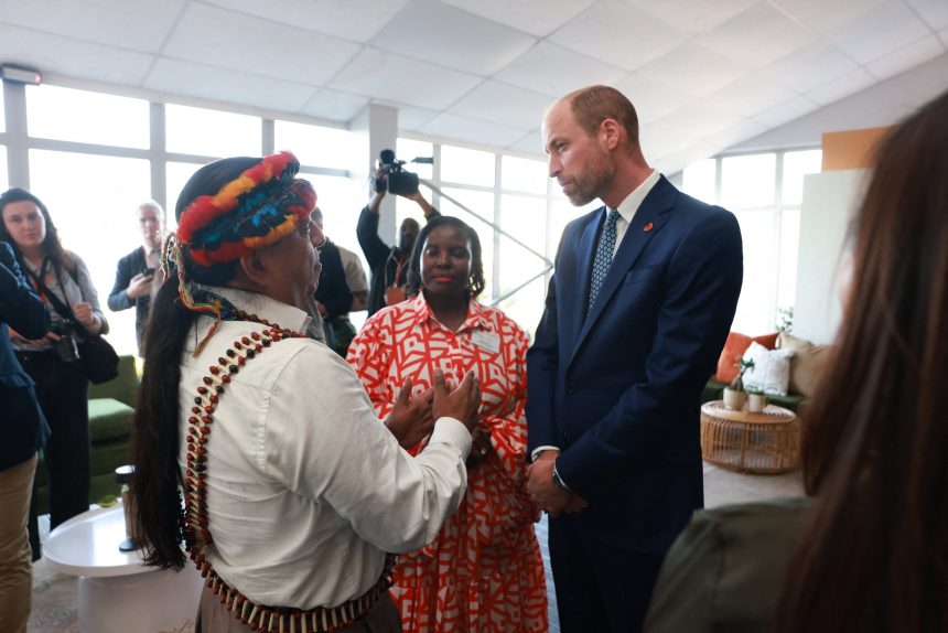 Le prince William brille en solo à Cape Town : selfie avec une célèbre mannequin !