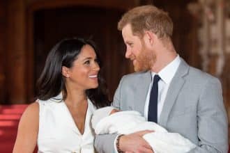 Les révélations surprenantes de la naissance discrète d’Archie par Meghan Markle et le prince Harry